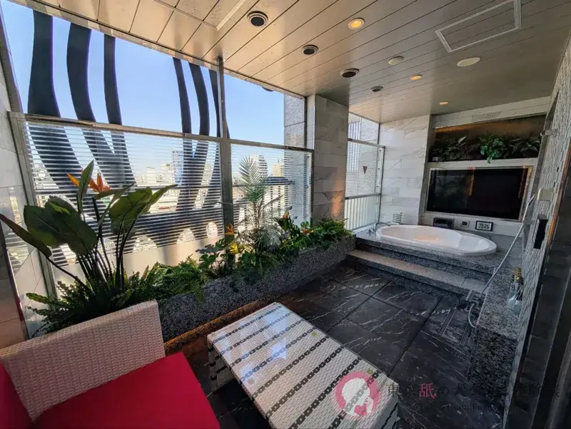 ホテルのバルコニーと露天風呂。クンニの合間の休憩風景