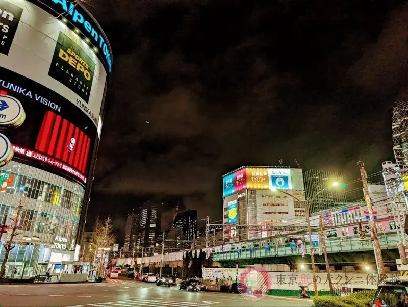 夜のネオンが輝く新宿歌舞伎町の街並み