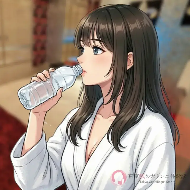 ホテルで特水を飲んでリラックスするメイサさん