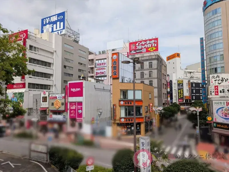 チェーン店が立ち並ぶ五反田駅前の街並み